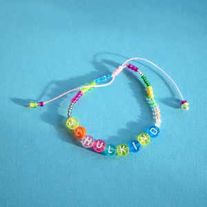 Perlenarmband Schulkind in bunt, mit Makrameeverschluß und Säckchen dunkelrosa/weiß