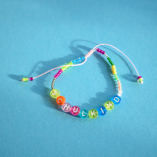 Perlenarmband Schulkind in bunt, mit Makrameeverschluß und Säckchen dunkelrosa/weiß