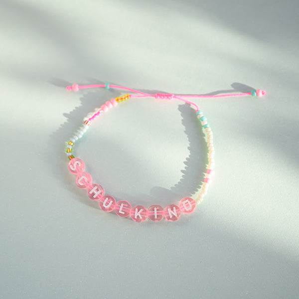 Perlenarmband Schulkind in rosa mit Makrameeverschluss und Säckchen pink/weiß