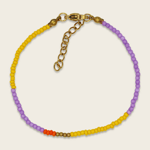Perlenarmband lila/gelb mit Karabinerverschluss und Säckchen