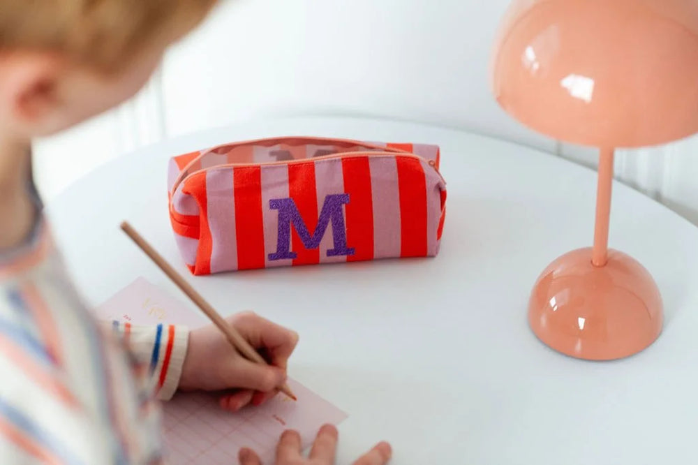 Etui mit Initiale "rot-flieder"