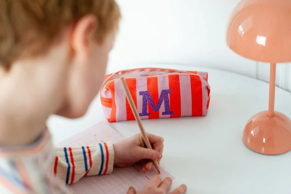 Etui mit Initiale "rot-flieder"