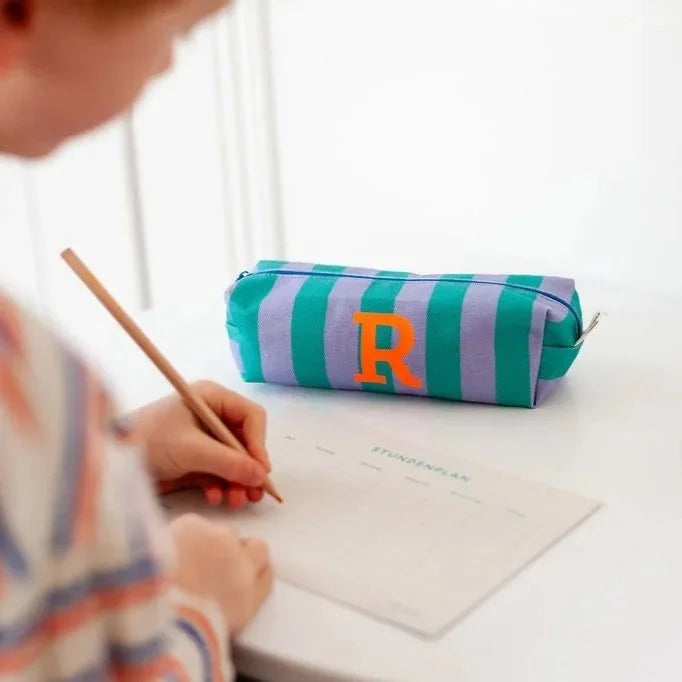 Etui mit Initiale "flieder-grün"