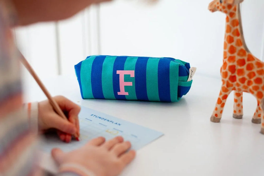 Etui mit Initiale "grün-blau"