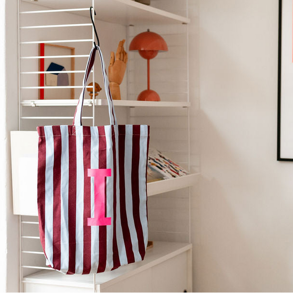 Tasche mit Initiale "HELLBLAU-AUBERGINE"