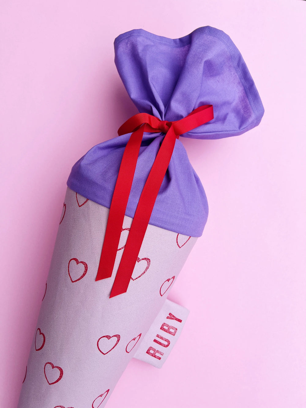 Detailansicht der rosa Schultüte aus Stoff mit gestempelten Herzen