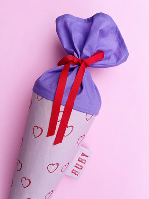 Detailansicht der rosa Schultüte aus Stoff mit gestempelten Herzen