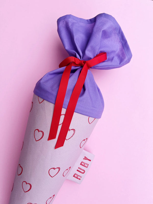 Detailansicht der rosa Schultüte aus Stoff mit gestempelten Herzen