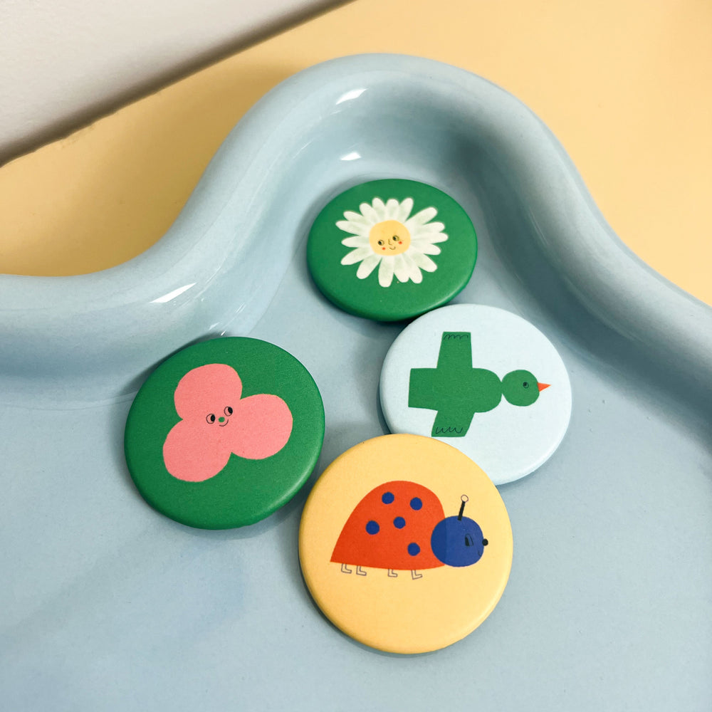 Button Set 37 mm – 4 illustrierte Pins Blume, Marienkäfer, Vogel, Bubble – Swantje Hinrichsen – matt – made in Germany