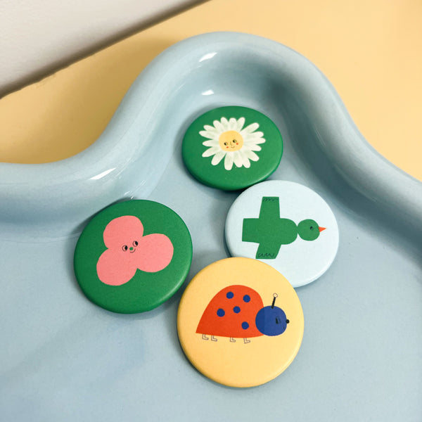 Button Set 37 mm – 4 illustrierte Pins Blume, Marienkäfer, Vogel, Bubble – Swantje Hinrichsen – matt – made in Germany