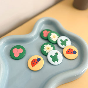 Button Set 37 mm – 4 illustrierte Pins Blume, Marienkäfer, Vogel, Bubble – Swantje Hinrichsen – matt – Schultüte