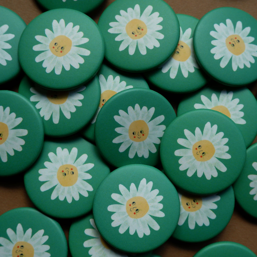 Blumen Button 37 mm mit Gesicht – Illustration Swantje Hinrichsen – matt – made in Germany