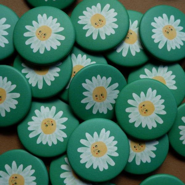 Blumen Button 37 mm mit Gesicht – Illustration Swantje Hinrichsen – matt – made in Germany