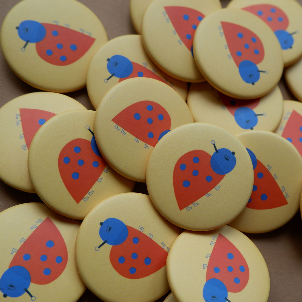 Marienkäfer Button 37 mm – illustrierter Pin Swantje Hinrichsen – matt – made in Germany