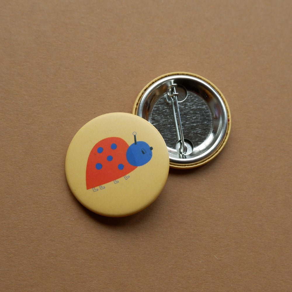 Marienkäfer Button 37 mm – illustrierter Pin Swantje Hinrichsen – matt – made in Germany
