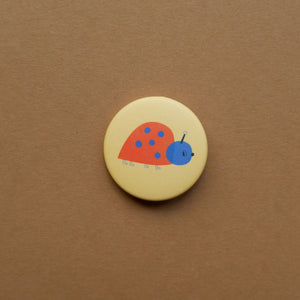 Marienkäfer Button 37 mm – illustrierter Pin Swantje Hinrichsen – matt – made in Germany