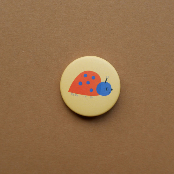 Marienkäfer Button 37 mm – illustrierter Pin Swantje Hinrichsen – matt – made in Germany