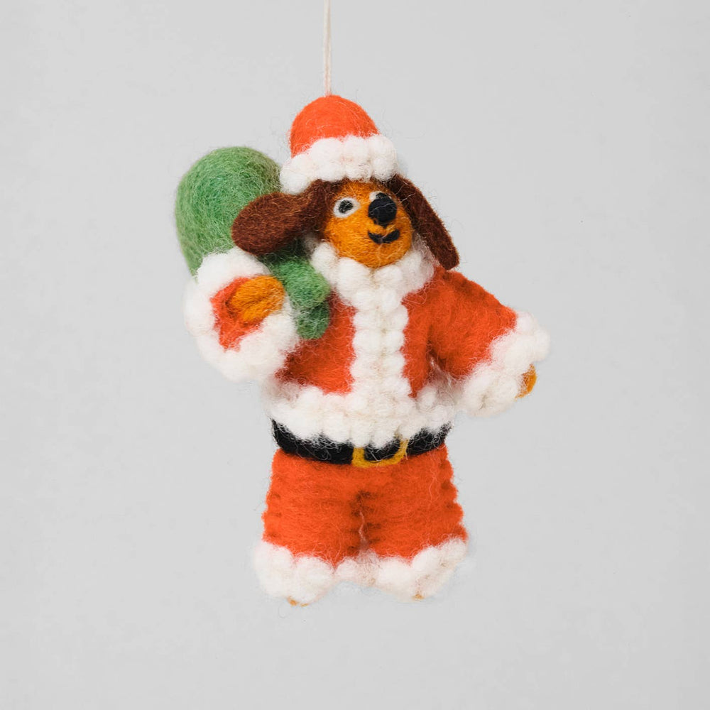 Hängender Filzanhänger – Hund als Weihnachtsmann