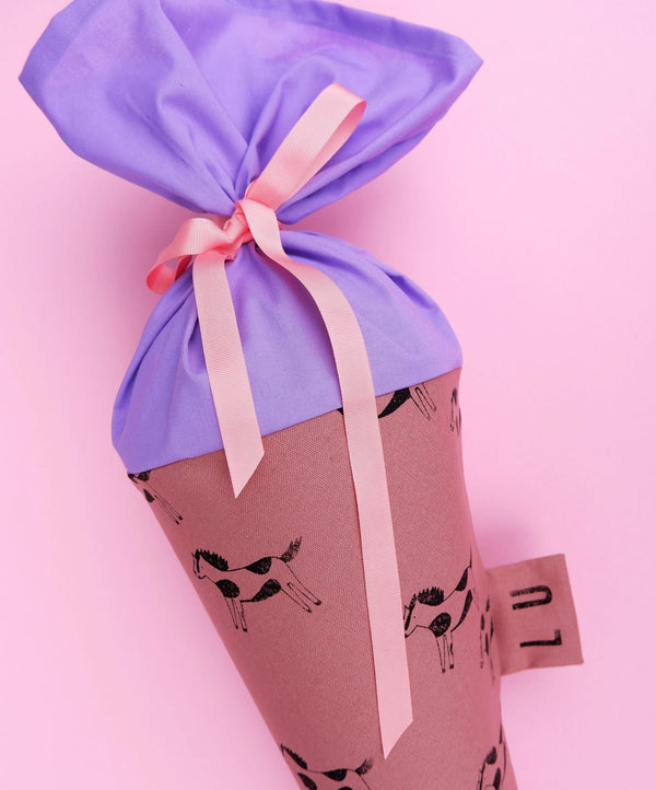 etailansicht der mauvefarbenen Schultüte mit fröhlicher Pferde-Illustration