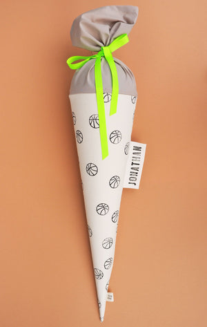 Schultüte aus Stoff mit neon-orangem Basketball-Muster zur Einschulung, handgestempelt