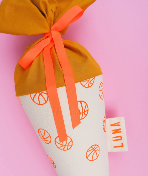 Schultüte aus Stoff mit neon-orangem Basketball-Muster zur Einschulung, handgestempelt