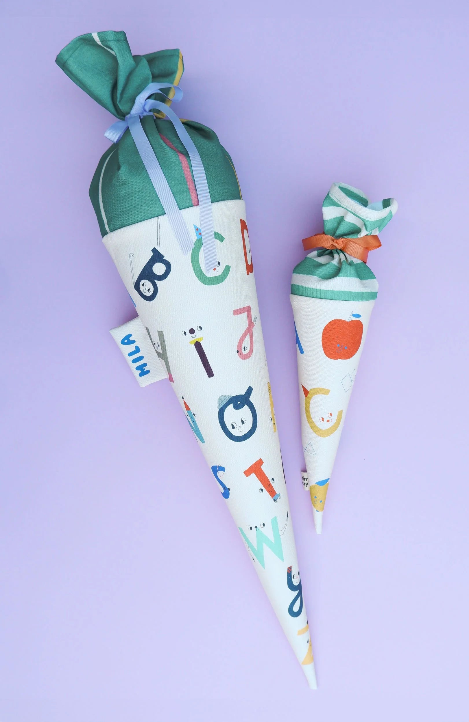 Schultüte aus Stoff mit Alphabet-Motiv zur Einschulung, Illustration von Swantje Hinrichsen