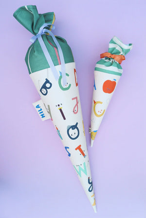 Schultüte aus Stoff mit Alphabet-Motiv zur Einschulung, Illustration von Swantje Hinrichsen