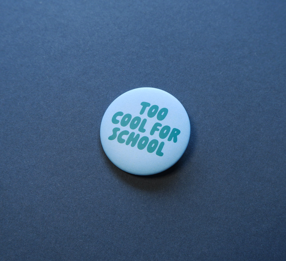 Button "Too cool for school" blau-grün