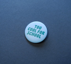Button "Too cool for school" blau-grün