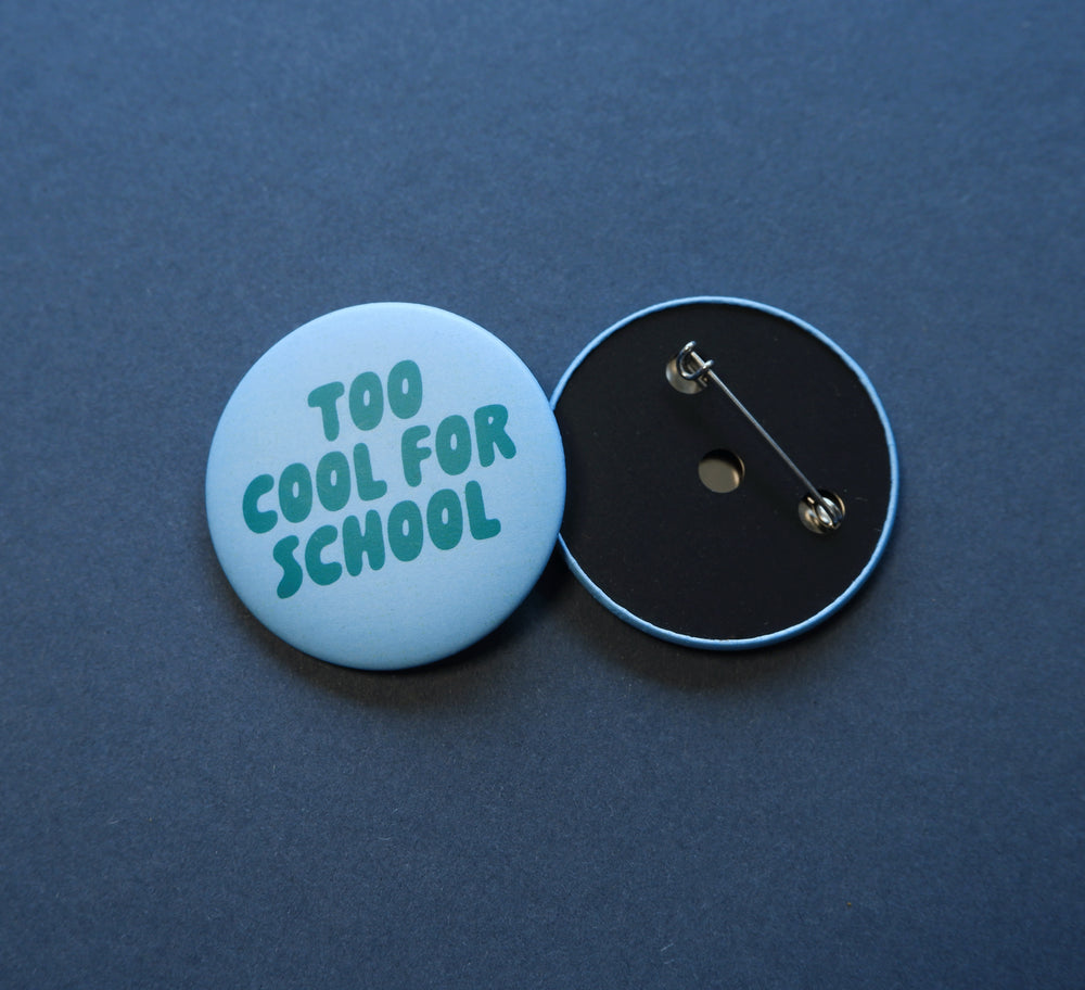 Button "Too cool for school" blau-grün