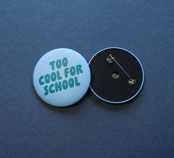 Button "Too cool for school" blau-grün
