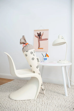 Schultüte aus Stoff mit Fußball-Motiv zur Einschulung in einem Kinderzimmer