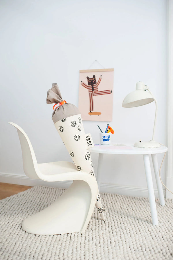 Schultüte aus Stoff mit Fußball-Motiv zur Einschulung in einem Kinderzimmer