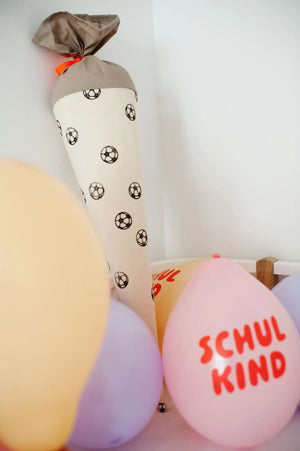 Schultüte aus Stoff mit Fußball-Motiv zur Einschulung mit Schulkind-Luftballons