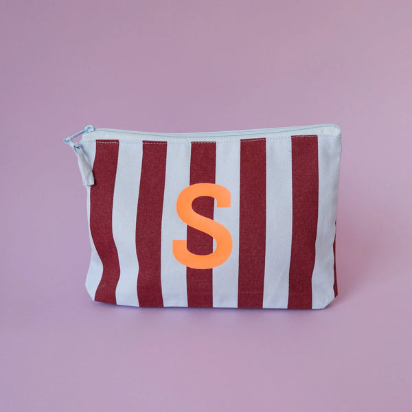 Kulturbeutel mit Initiale "hellblau-aubergine"