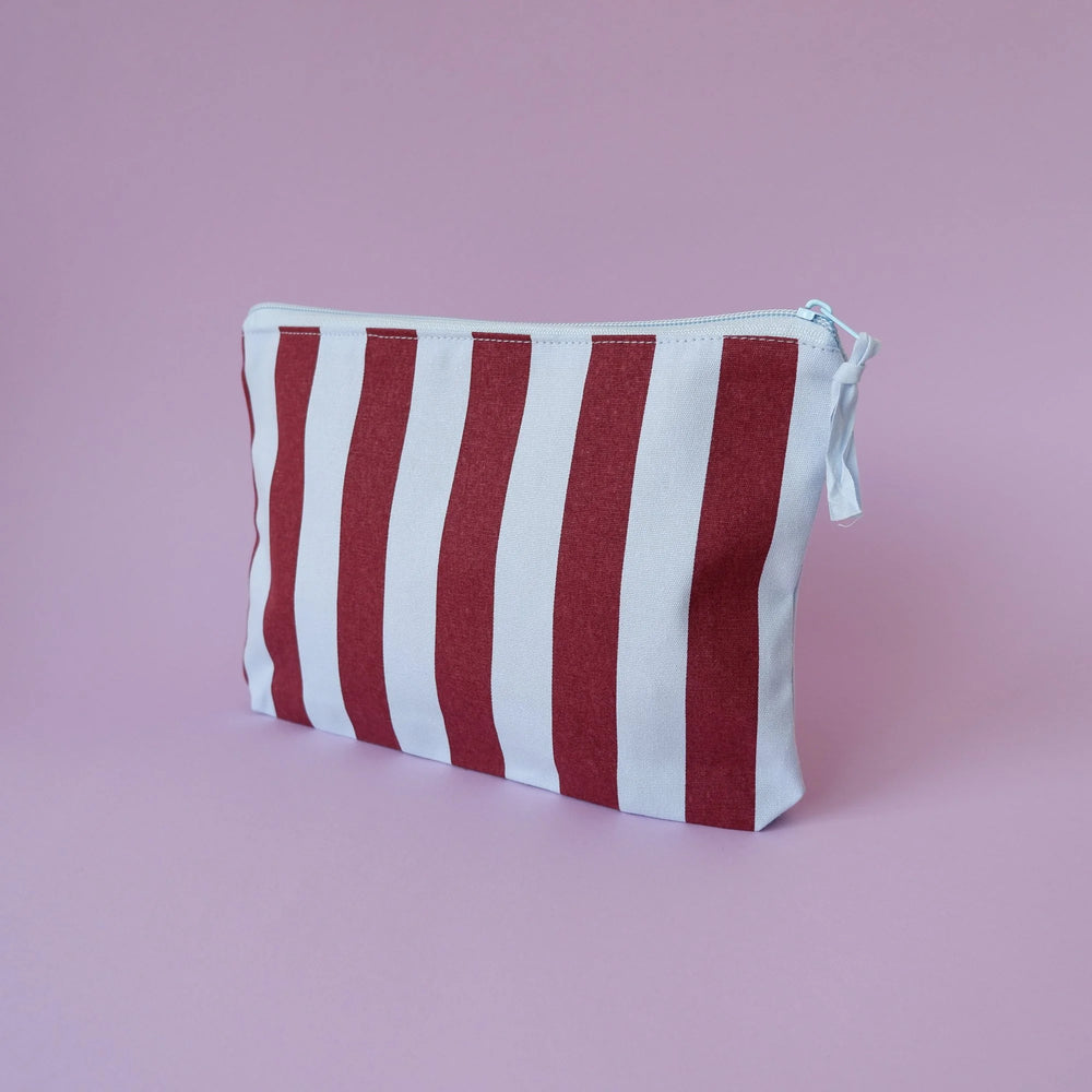 Kulturbeutel mit Initiale "hellblau-aubergine"