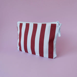 Kulturbeutel mit Initiale "hellblau-aubergine"