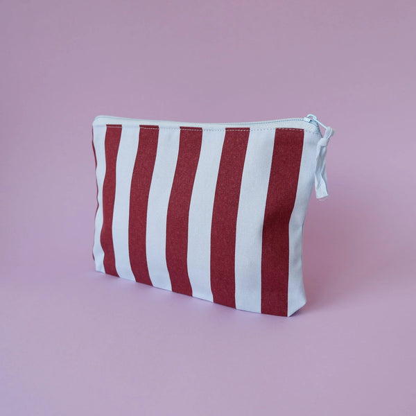 Kulturbeutel mit Initiale "hellblau-aubergine"