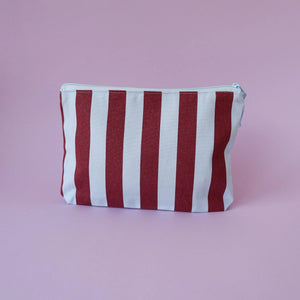 Kulturbeutel mit Initiale "hellblau-aubergine"