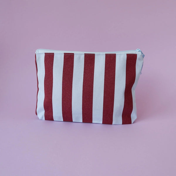 Kulturbeutel mit Initiale "hellblau-aubergine"