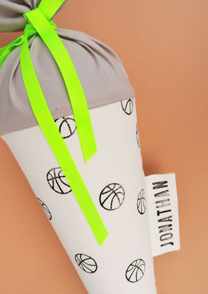 Detailansicht der Schultüte aus Stoff mit gestempelten Basketball-Motiven in Neonorange