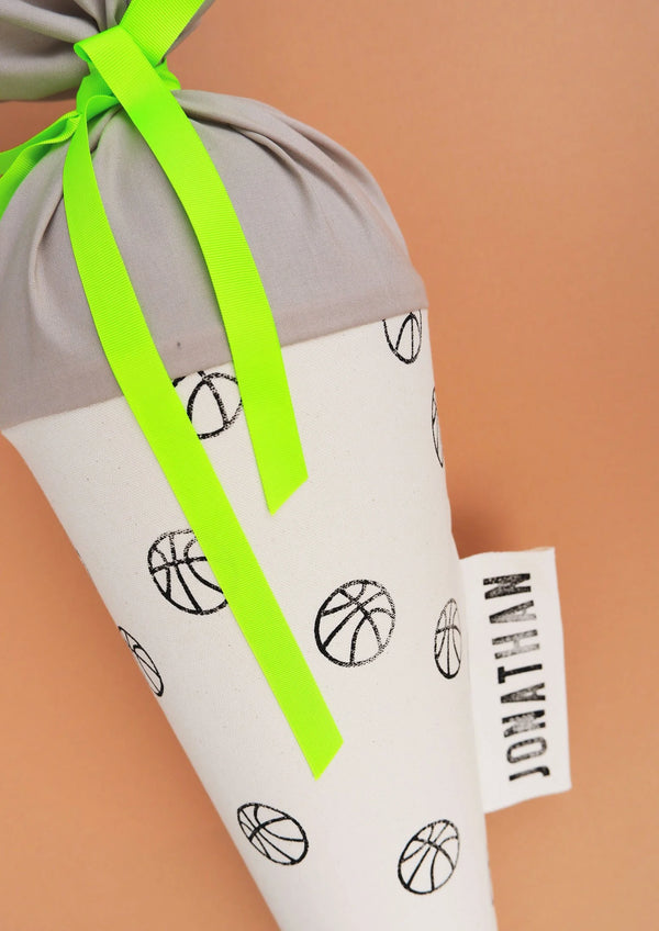 Detailansicht der Schultüte aus Stoff mit gestempelten Basketball-Motiven in Neonorange