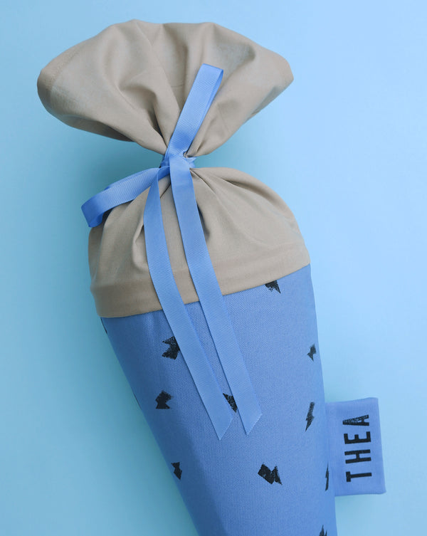 Blaue Schultüte aus Stoff mit Blitz-Motiv und seitlichem Namenslabel