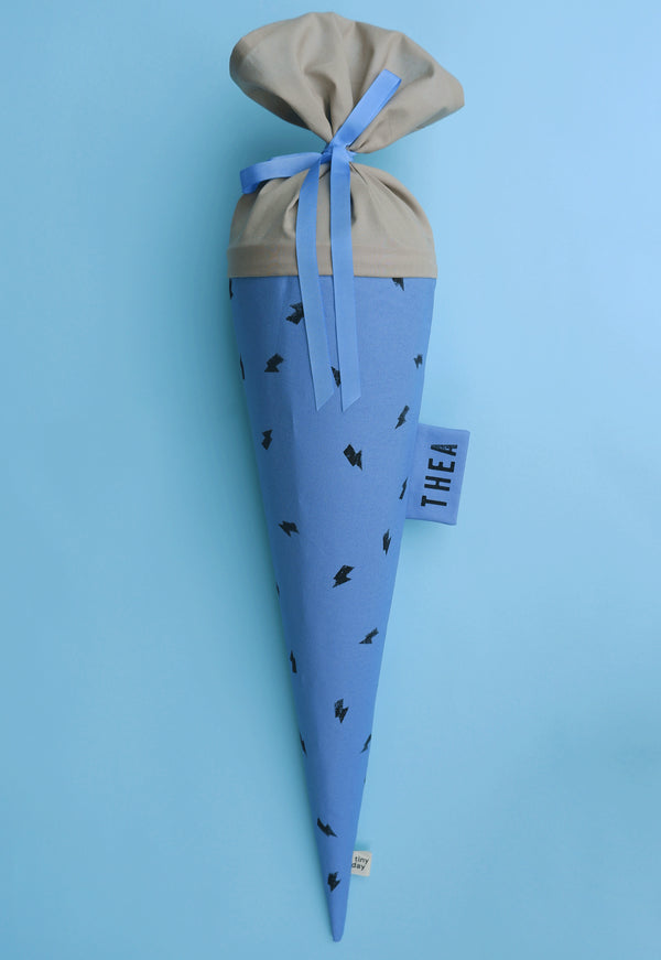 Blaue Schultüte aus Stoff mit Blitz-Motiv zur Einschulung