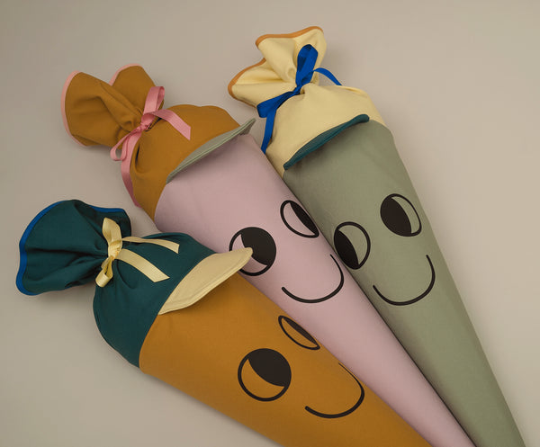 Schultüte aus Stoff Motiv Captain Cappy Salbei mit Cappy-Design und freundlichem Gesicht