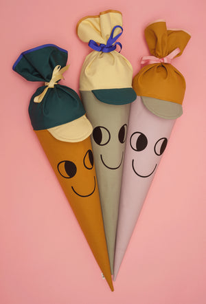 Schultüte aus Stoff Motiv Captain Cappy Salbei mit Cappy-Design und freundlichem Gesicht