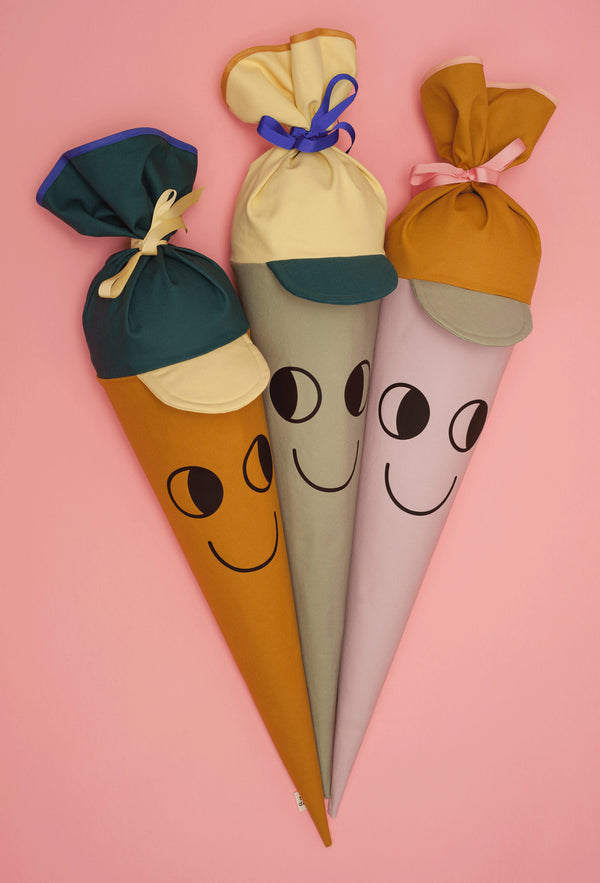 Schultüte aus Stoff Motiv Captain Cappy Salbei mit Cappy-Design und freundlichem Gesicht