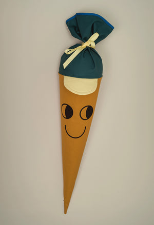 Schultüte aus Stoff Motiv Captain Cappy Curry mit Cappy-Design und freundlichem Gesicht