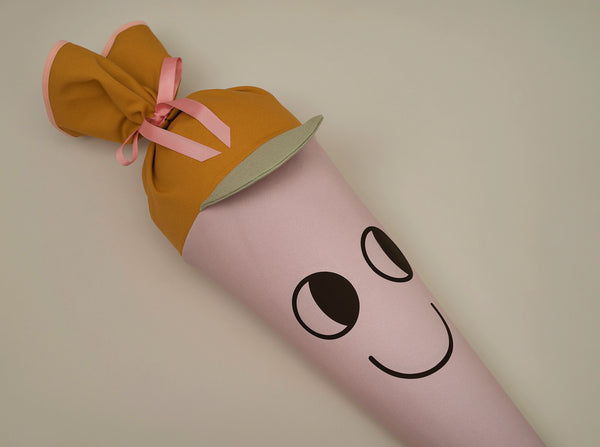 Schultüte aus Stoff Motiv Captain Cappy Rosa mit Cappy-Design und Gesicht