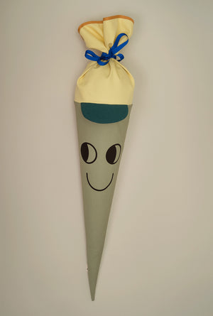 Schultüte aus Stoff Motiv Captain Cappy Salbei mit Cappy-Design und freundlichem Gesicht